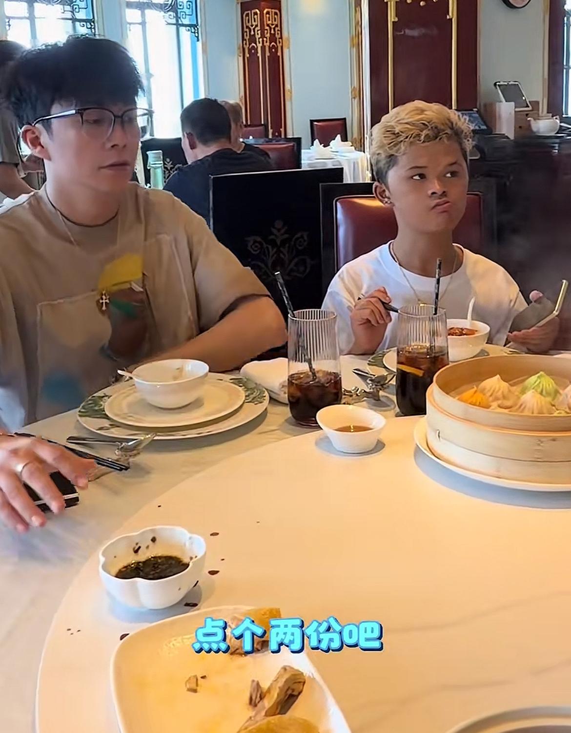 “小马云”范小勤这次真的是开眼了
居然到和平饭店吃饭，50块钱一瓶的可乐看着跟外