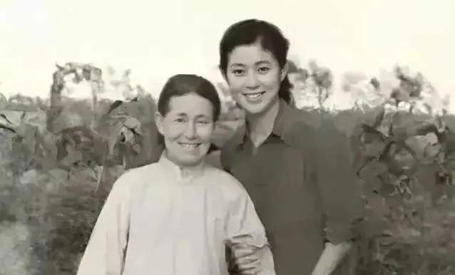 那是一个阳光明媚的早晨，七十年代末，倪萍和她最爱的姥姥，身着朴素的衣服，站在水门