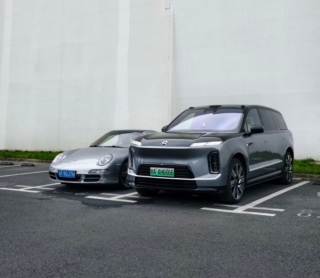 一台保时捷 911 加一台蔚来 ES9这是 新旧能源 天花板组合了吧