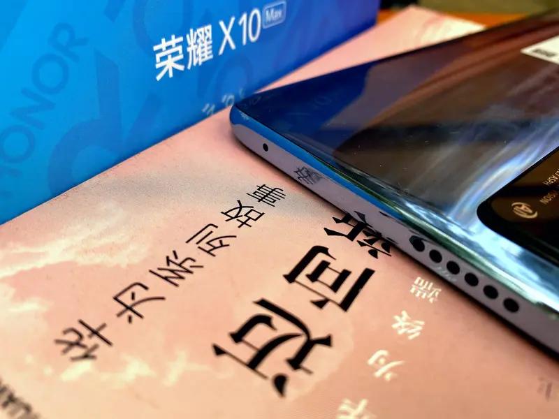 荣耀堆料扎实却销量平平？不止是品牌认知的问题
不少数码爱好者都有这样的疑惑：荣耀