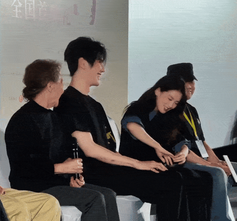 陈昊宇吴彦姝一见面就抱上了 谁看了不说一句“这是家人吧”！陈昊宇的小动作里全是雀