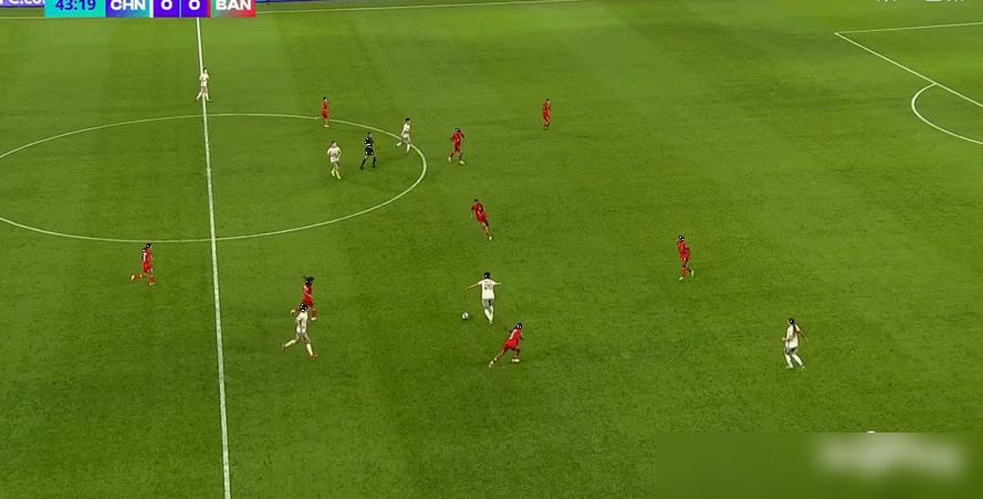 男足几十年踢不出的神仙球，让一个刚拿到第五座金球奖的中国姑娘一脚踹了进去，甚至用