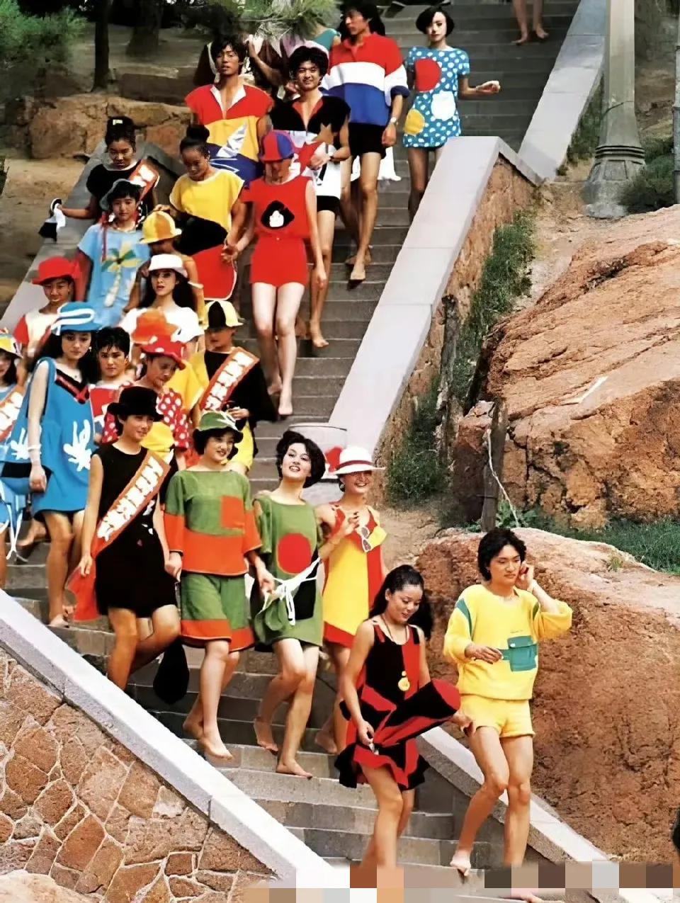 1988年，青岛成立第一支专业模特队。 ​