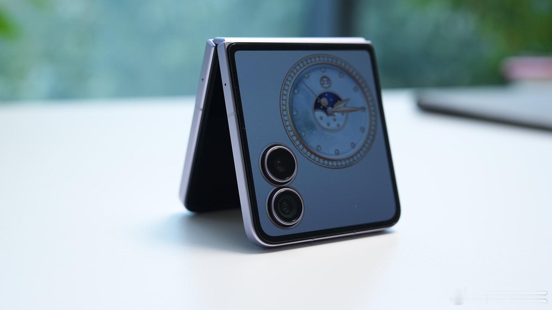 最近好像没有手机厂家出小折叠了上一次是荣耀Magic V Flip2说到荣耀这款