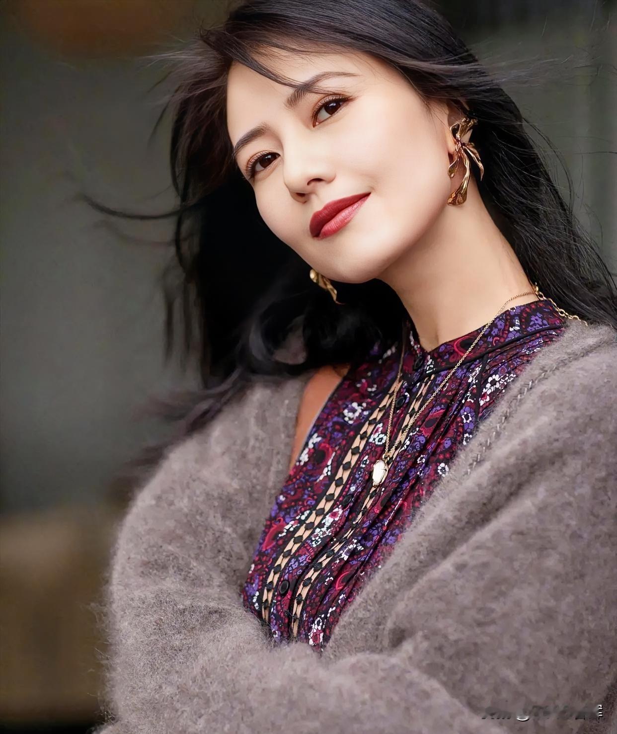 灰衫裹身，碎花点缀，风起发梢，温婉如画。