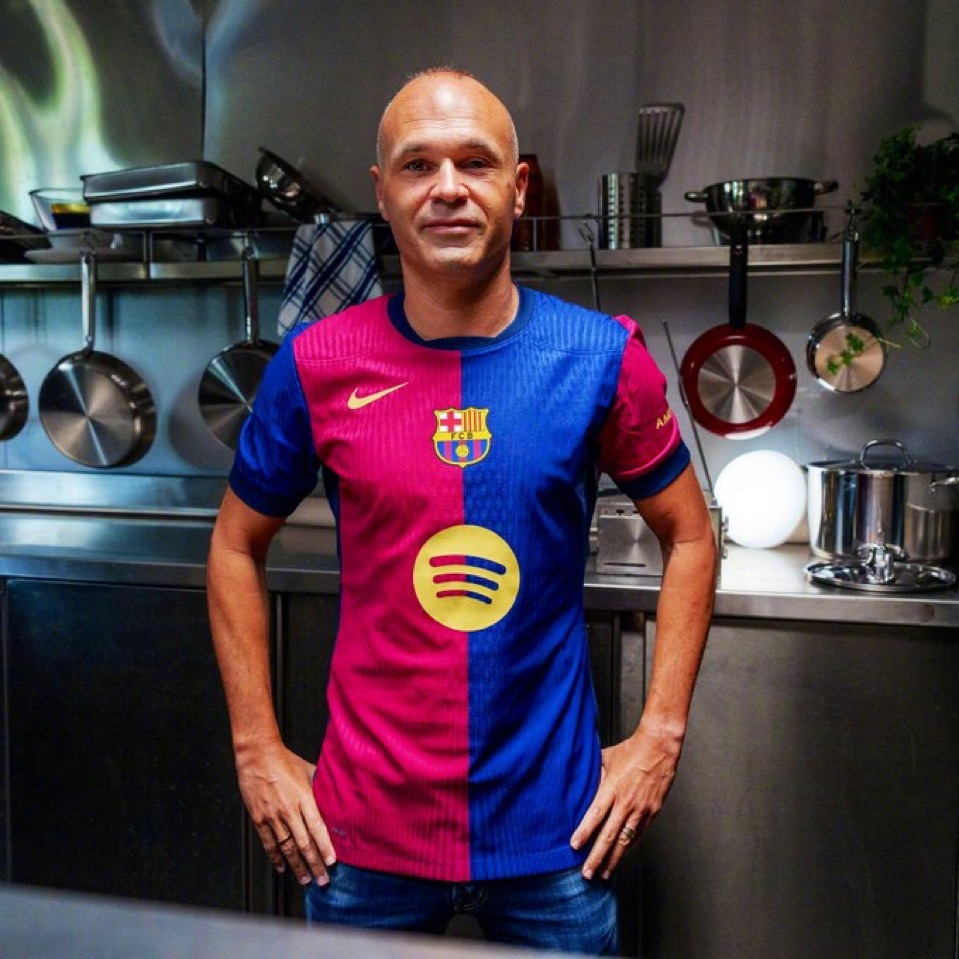 伊涅斯塔为巴萨球衣代言#巴萨# ​​​