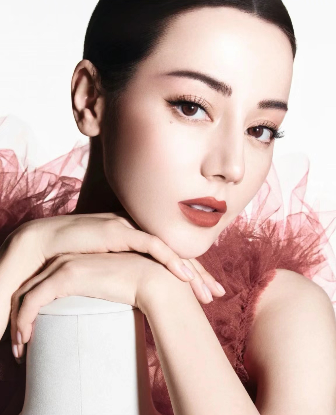 #迪丽热巴裸色妆#惊呆了老铁！热巴裸色妆鲨我！魅惑又带着一丝英气感！这就是美人吗