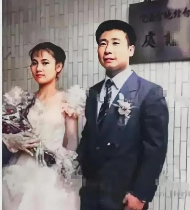 1983年，曾叛逃到台湾的飞行员王学成结婚了，在婚礼上，王学成笑得满脸灿烂，开心