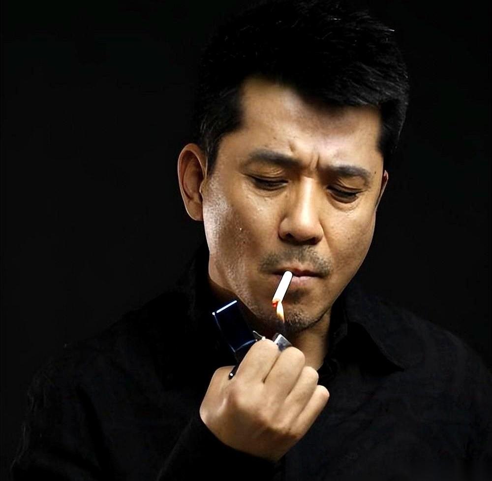 想在张艺谋的电影里混出头，男女走的根本是两条路。
当他的女主角，是中彩票。
他要