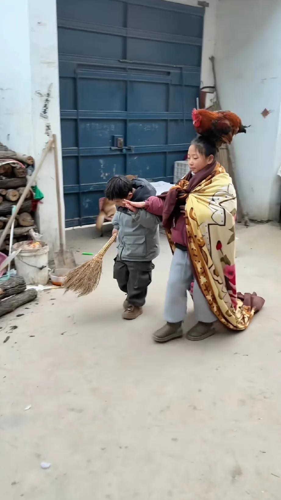 登基（鸡）大典，隆重开幕！
看这两个小孩和一鸡一狗，玩的是那么的开心，当真的是童