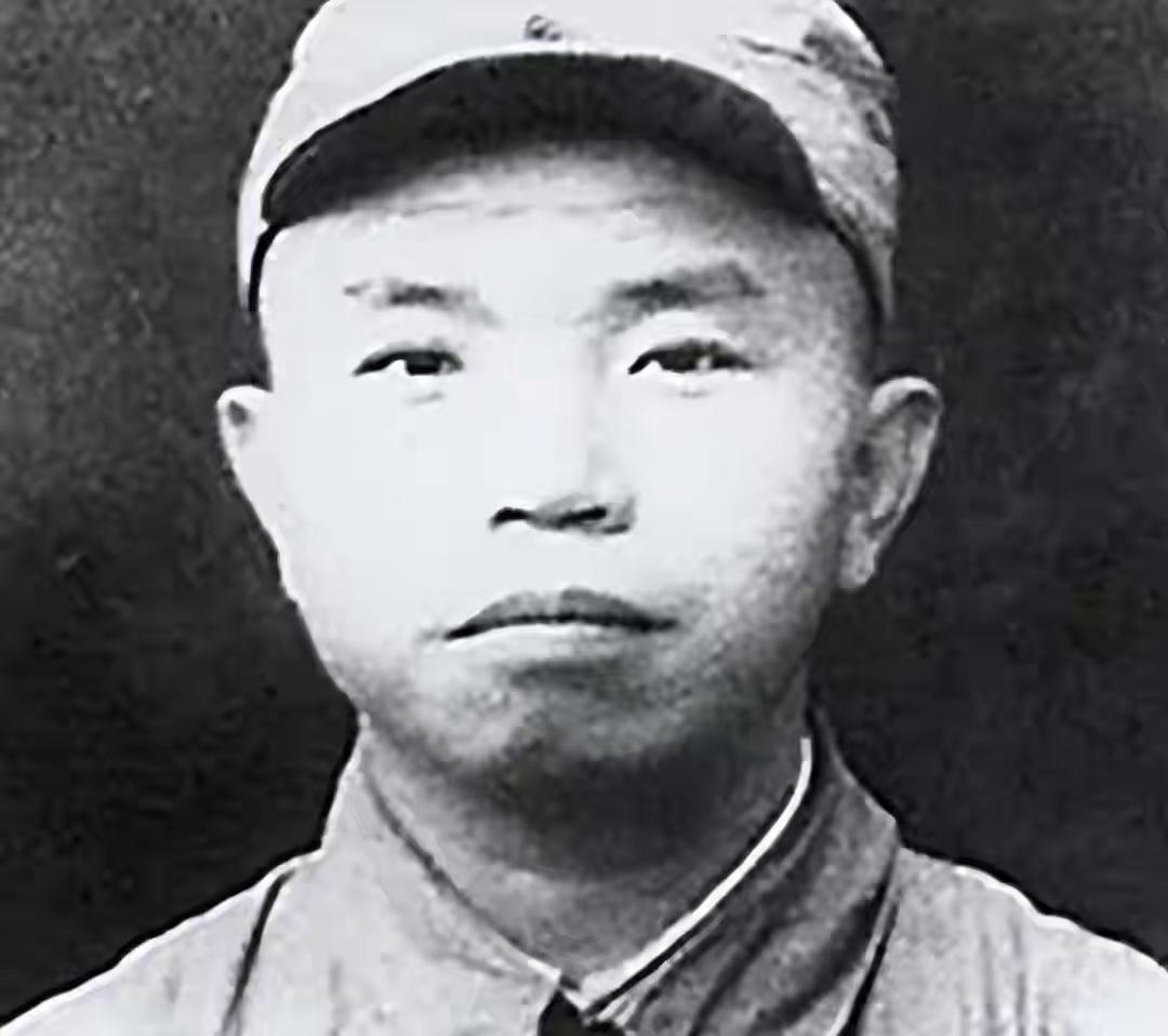 1944年中秋刚过，延安枣园的梨树还挂着青皮果子，警卫员在门前来回踱步，鞋底蹭着