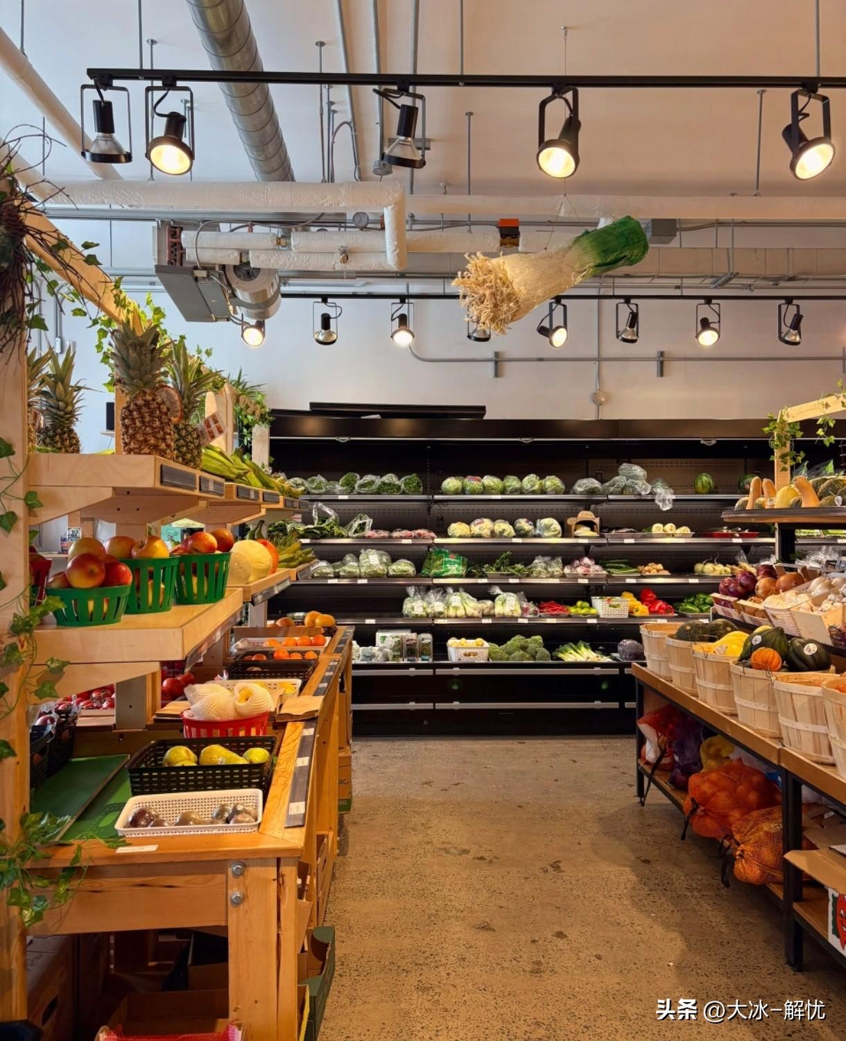 我表哥有一间80平的社区底商，租给一个开生鲜超市的老板，月租6800元，已经租了