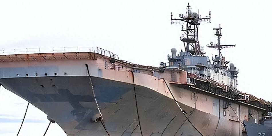 什么操作？美军号称要给中俄“点颜色看看”，结果反手把自己家4万吨的巨舰给炸沉了！