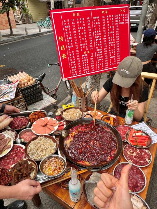 我愿称之为成都最适合穷鬼的居民楼老火锅。。