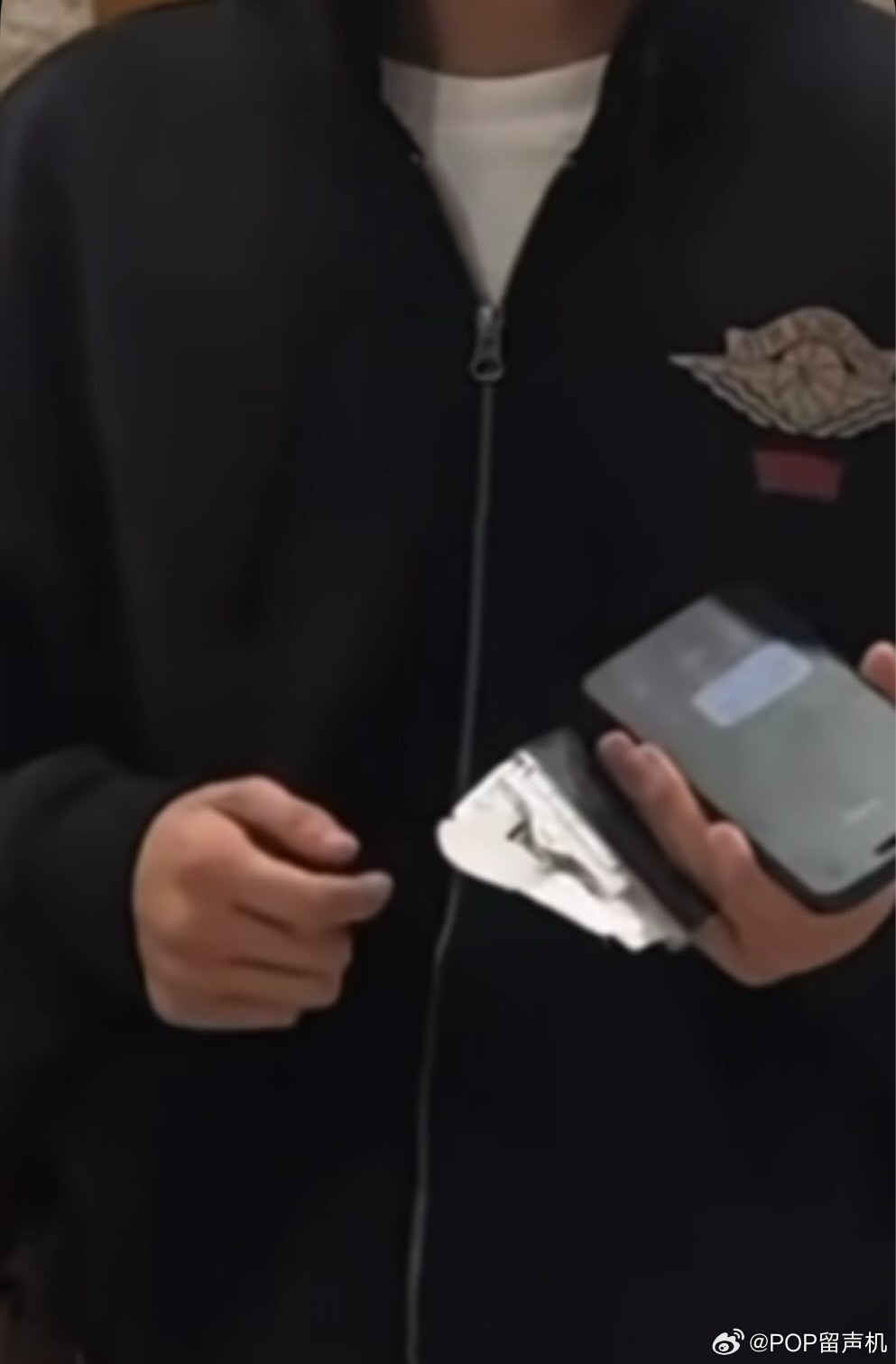 李楷灿 抓猪等行李的时候还在打电话 