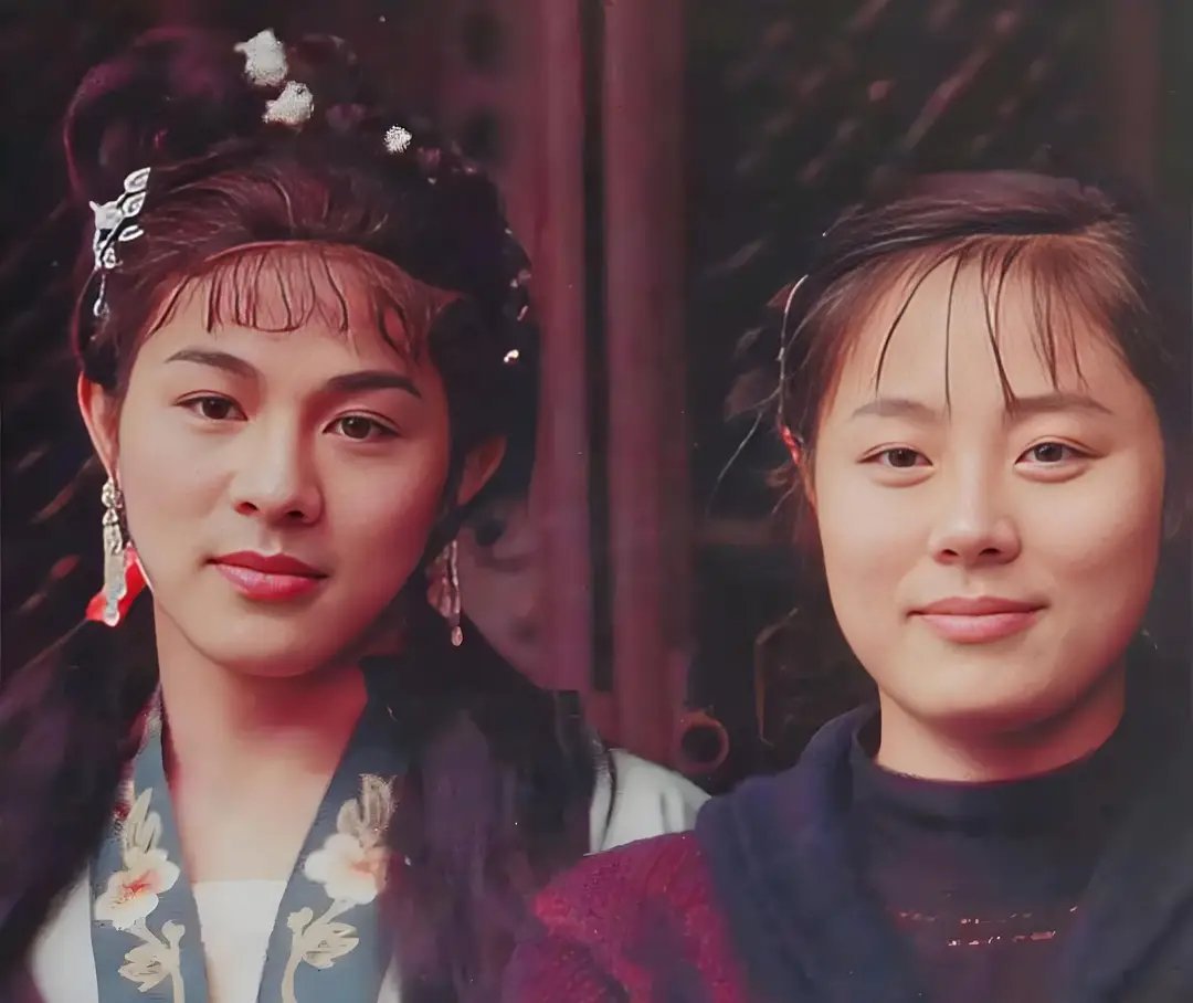 1985年李连杰在南北少林时青涩旧照曝光，与姐姐罕见同框 