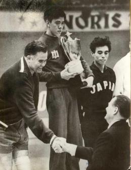 1968年6月，新中国第一位世界冠军容国团的遗体，在一棵树下被人发现，在他的上衣