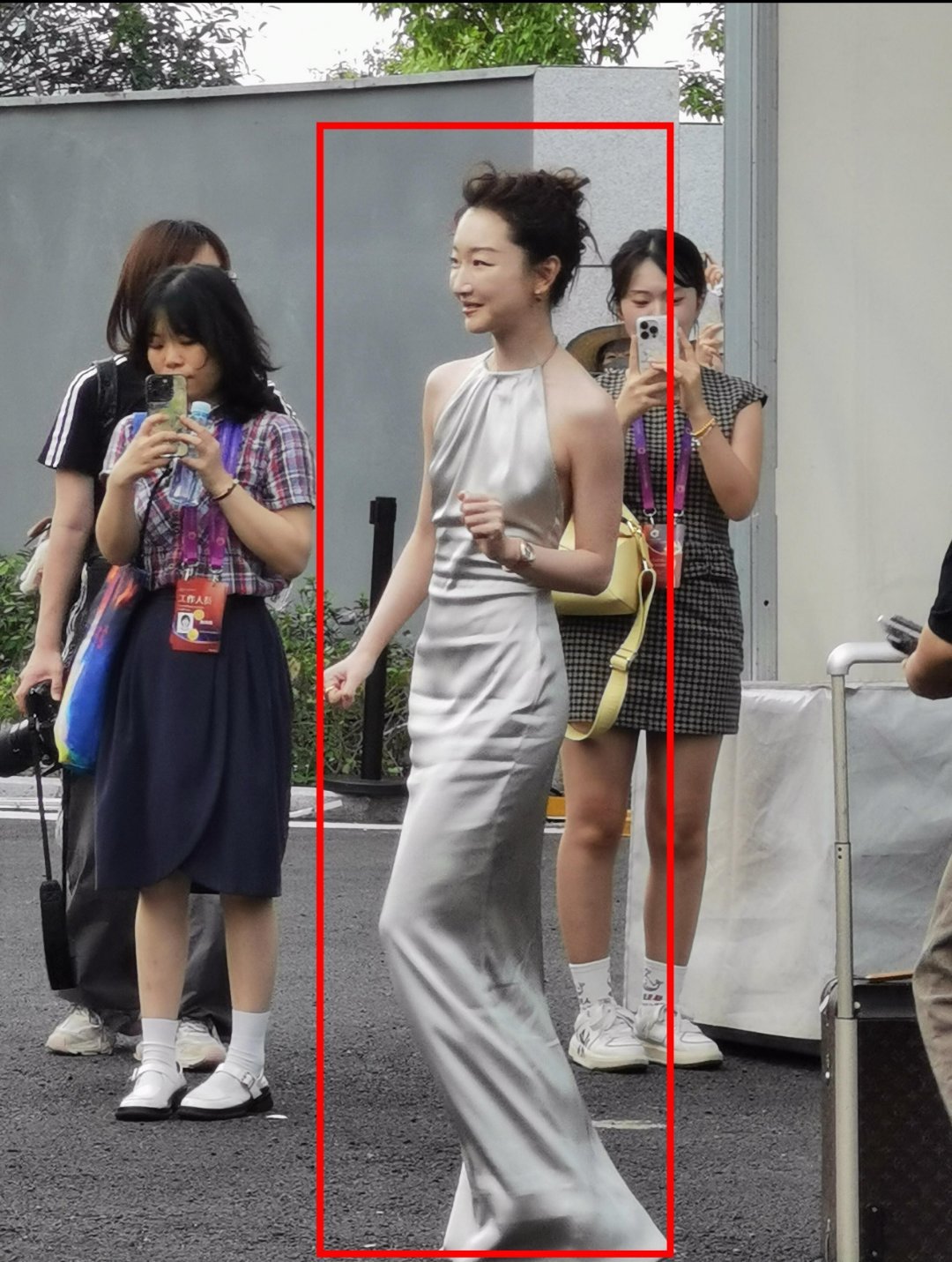 周冬雨这礼服有点皱巴了 ​​​