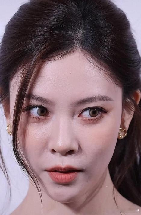 宋妍霏高清镜头直拍：毛孔粗大，满脸粉刺，卡粉太严重 ​​​