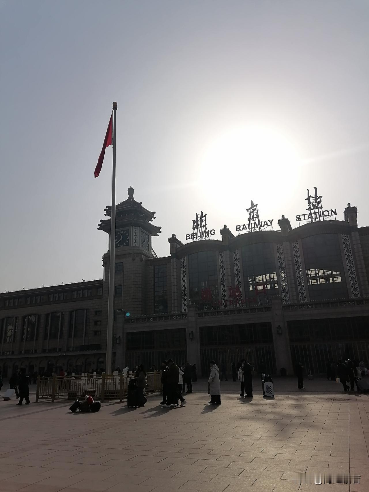 还有30分钟，足够我听一段脱口秀了。逗乐，有哲理，值得回味！

开始：上班要合群