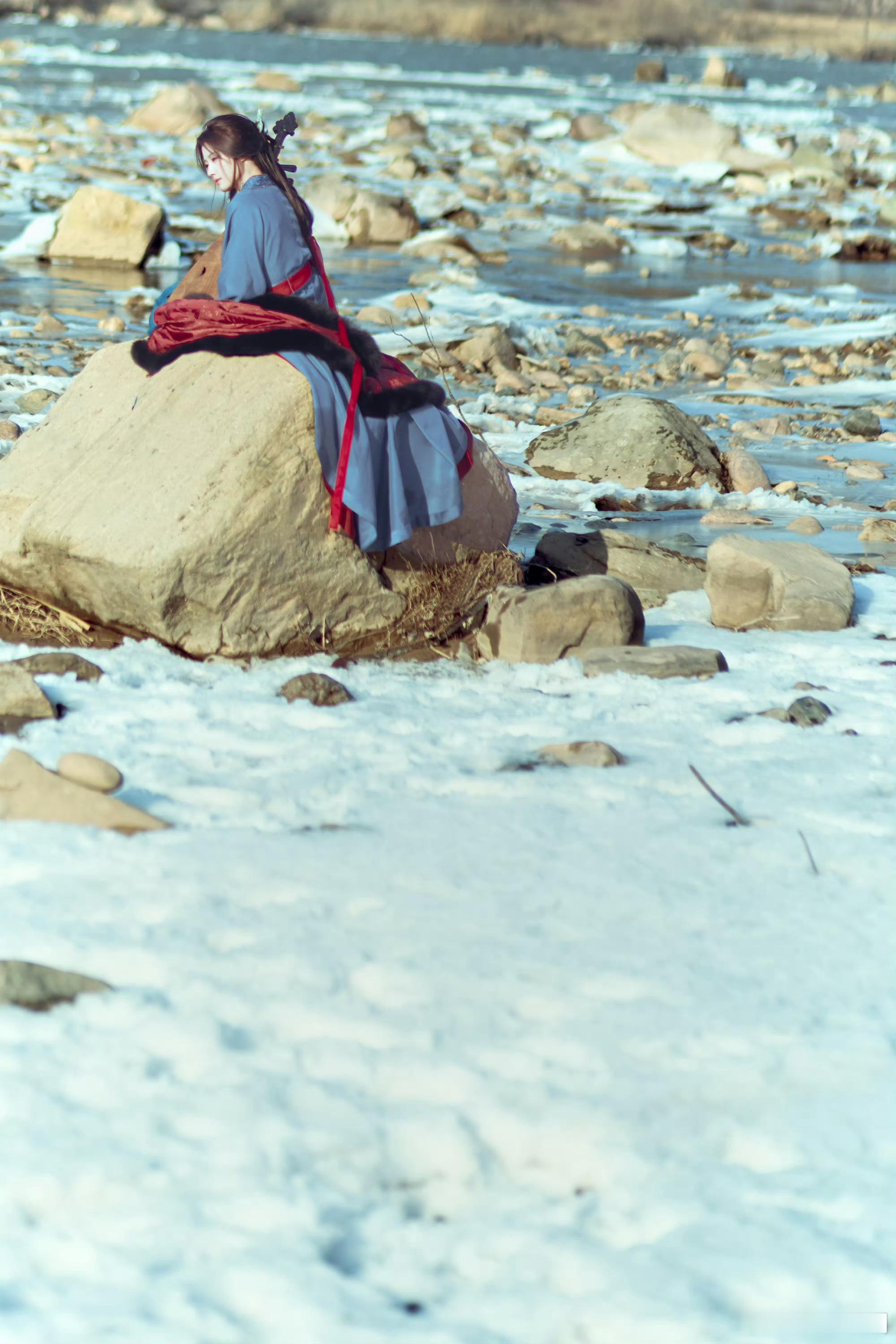 卢昱晓战国袍造型卢昱晓的战国袍造型真的美到失语，清冷破碎的气质+形制考究的宽袖袍