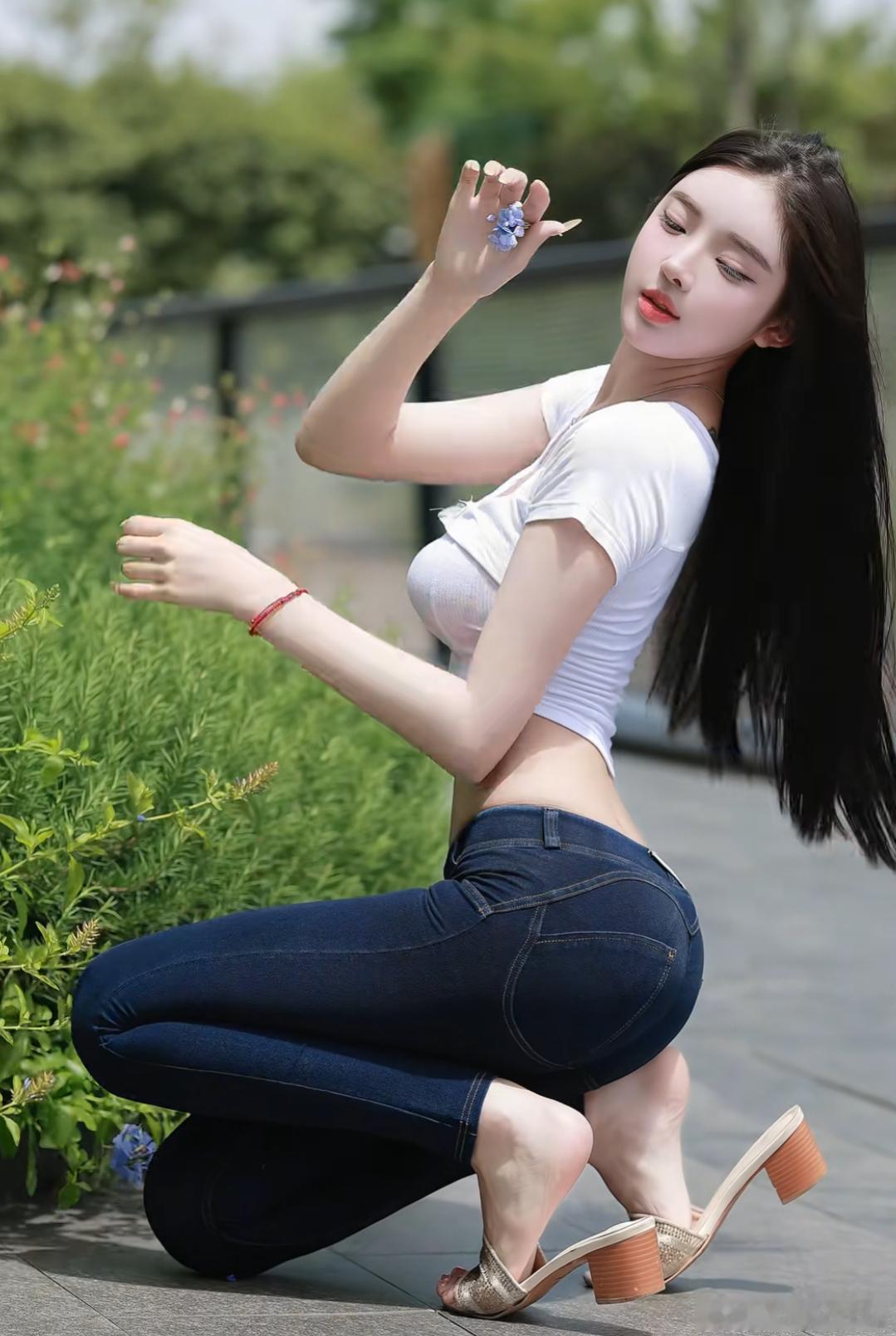 洋洋高锐，月影花墙·吗◎不知为啥又……想起哪句诗◎这句……诗好象一只红蜻蜓……飞