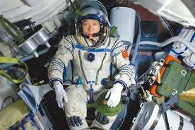 2003年，杨利伟在太空听到“咚咚”声，回到地面工程师用木头、金属、橡胶各种敲让