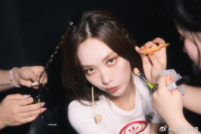 王霏霏脸上贴了20颗钻王霏霏红衣造型配上钻石妆，简直美到窒息，每颗钻都在发光。舞