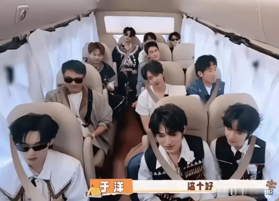 近日某综艺节目被网友发现明星乘车安全带是P图加上去的，这事出来后直接冲上热搜。
