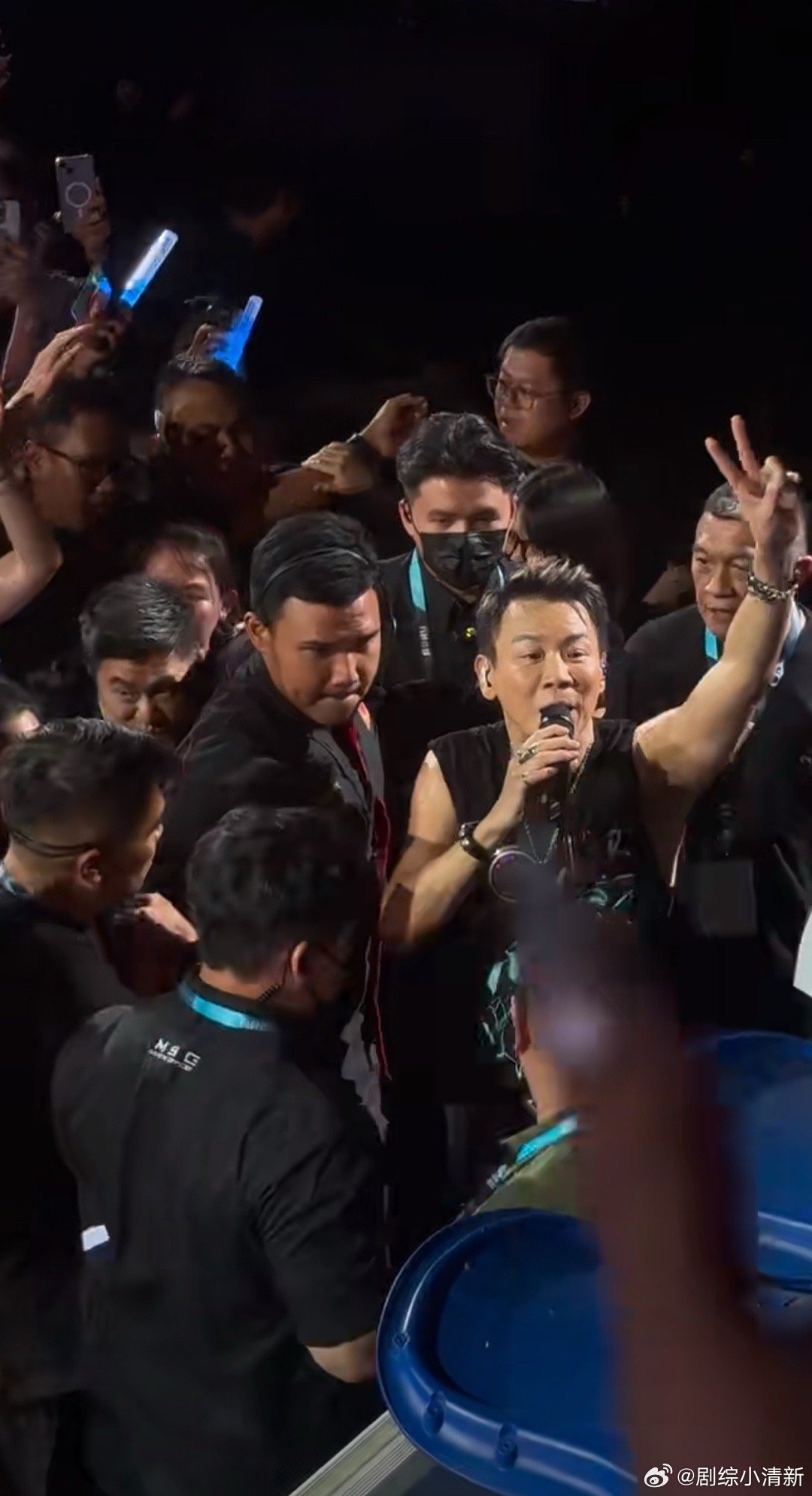 在吉隆坡看演唱会还能摸陶喆 陶喆太懂粉丝心了！吉隆坡演唱会近到能随时击掌碰拳，唱