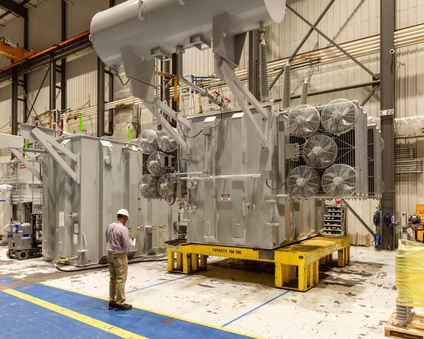 看到华尔街日报一篇报道，感觉美国AI算力扩张的真实瓶颈，不在芯片，而在变压器里的