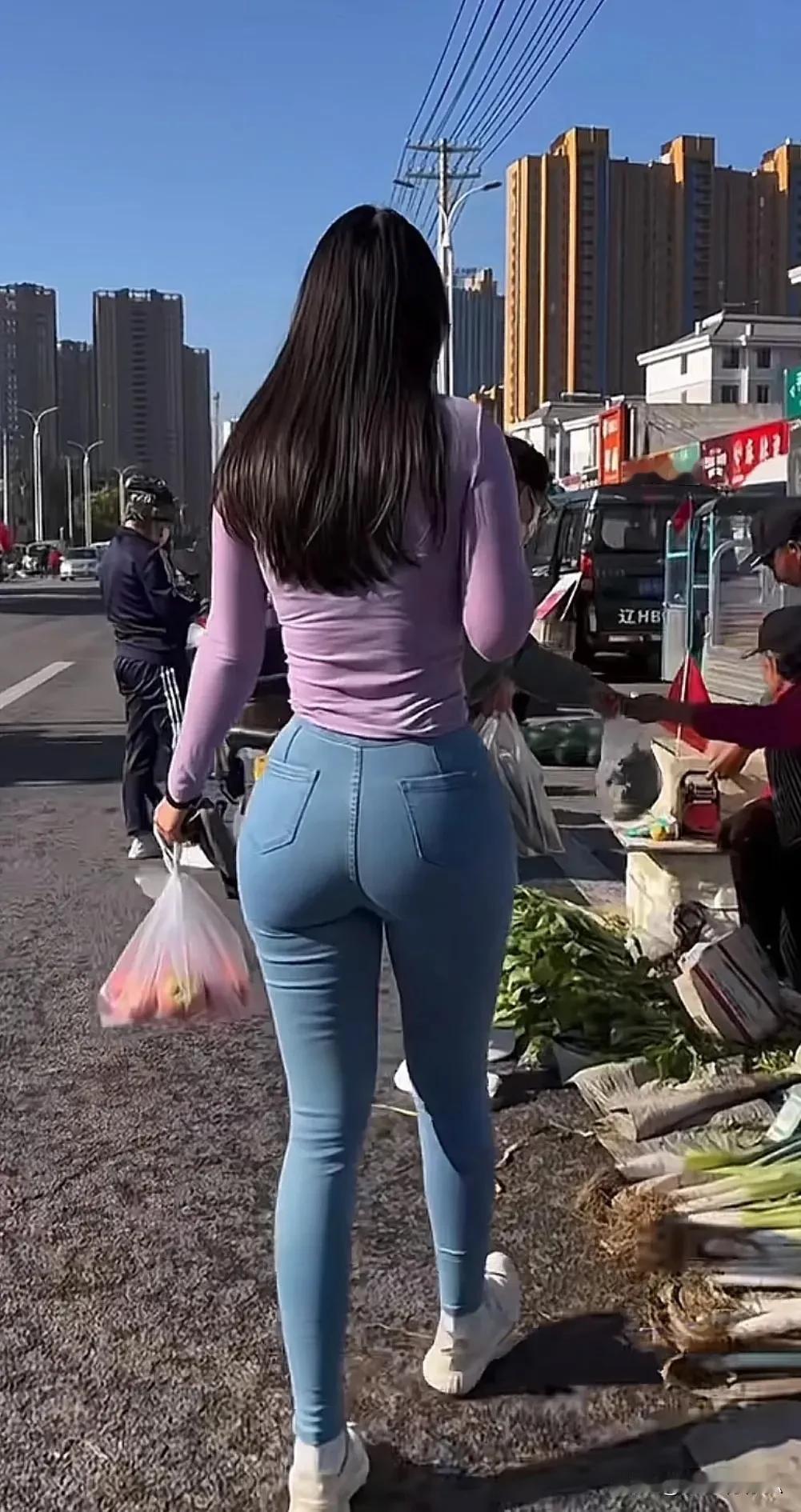 今日路过路边摊，决定在此买点菜。摊位上的菜新鲜且价格实惠，充满了朴实的生活味道。