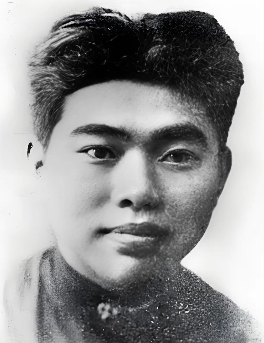 1941年，寒冬凛冽，戴着沉重脚镣的何功伟被押至刑场，面前是台阶。

国民党刽子