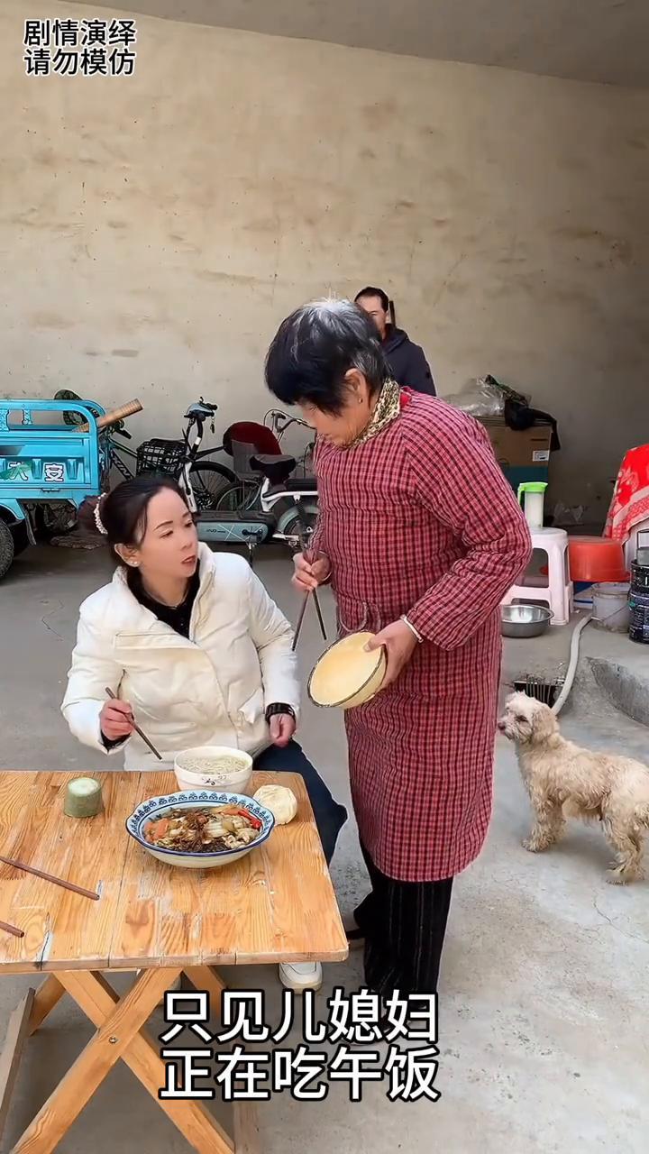 婆婆、媳妇，丈夫看到媳妇不让母亲夹菜吃，下一秒他的做法太暖心了。
中午吃饭时间到