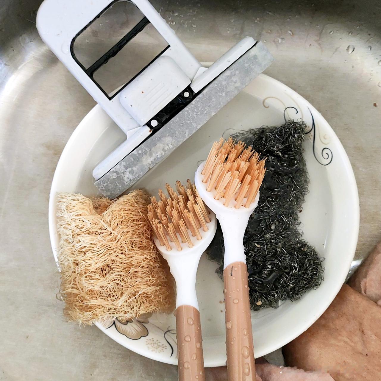 普通家庭女人洗碗，一定会用到手的，不用手没法洗……

我在家负责洗碗做饭。

老