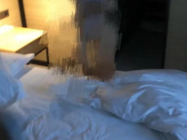 山东淄博，男子怀疑妻子有外心，就尾随去了酒店，男子叫开房门后，发现妻子和另一名没