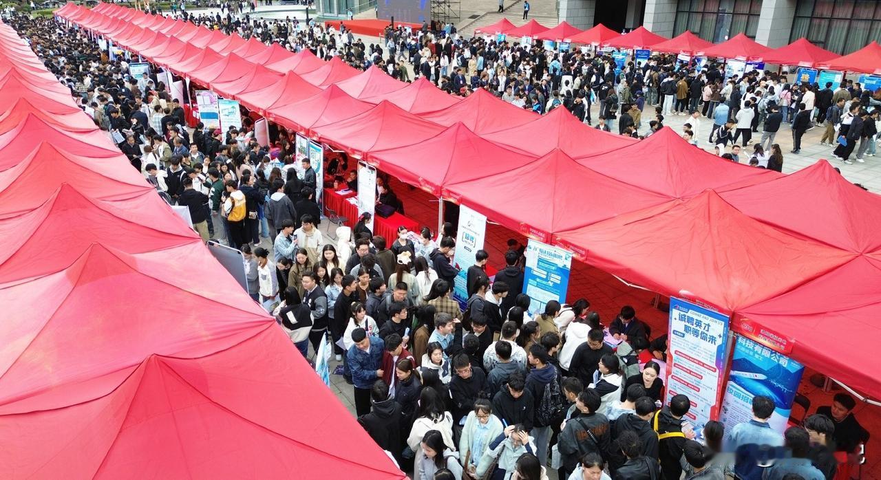 你知道吗？今年1270万个毕业生同时找活儿干。

比去年多出48万，又破纪录了。