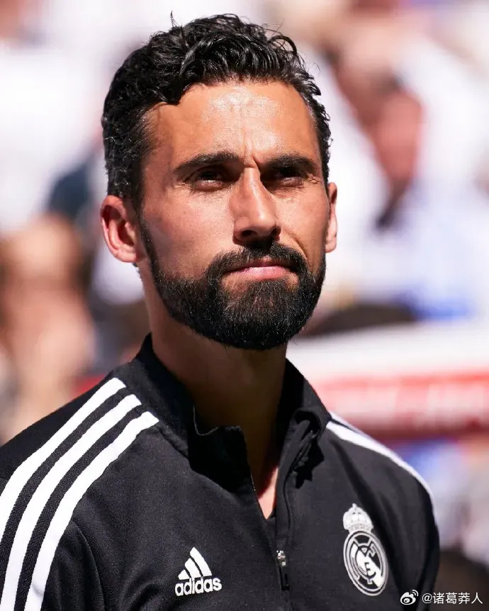 皇马现在的处境可以说岌岌可危。欧冠遭遇曼城，一旦出局，阿韦罗亚基本会下课，俱乐部