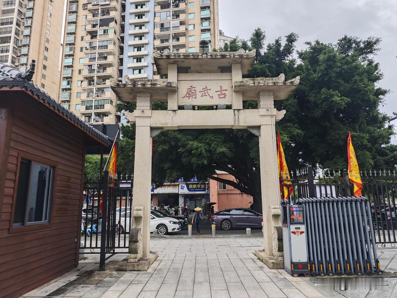 从漳州侨村沿修文西路东行，可看到武庙石牌坊古朴雅致，朱红庙墙、燕尾翘檐，于闹市中