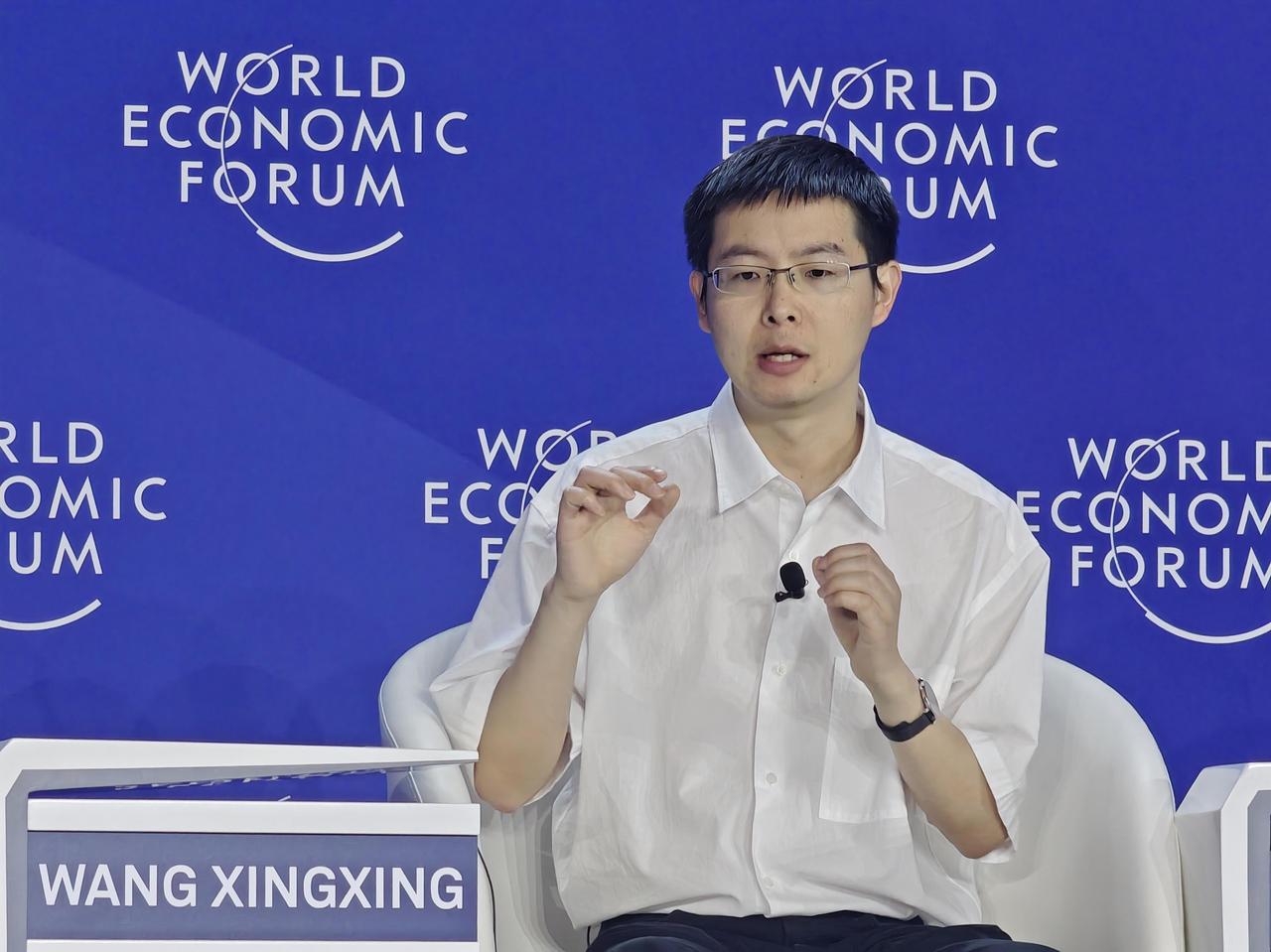 王兴兴放话：具身智能GPT时刻还差2到3年！
王兴兴最新演讲中明确强调带一台机器