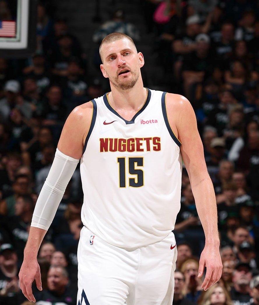 谁有这种癖好？据 @jwquick 报道。尼古拉·约基奇在掘金队第四场比赛失利后