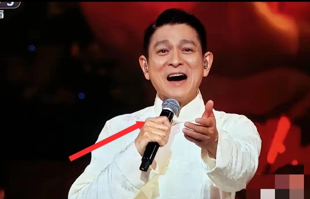 谁能想到，一场开幕式硬生生被刘德华唱成了个人专场！昨晚的场面，我看完直接原地封神