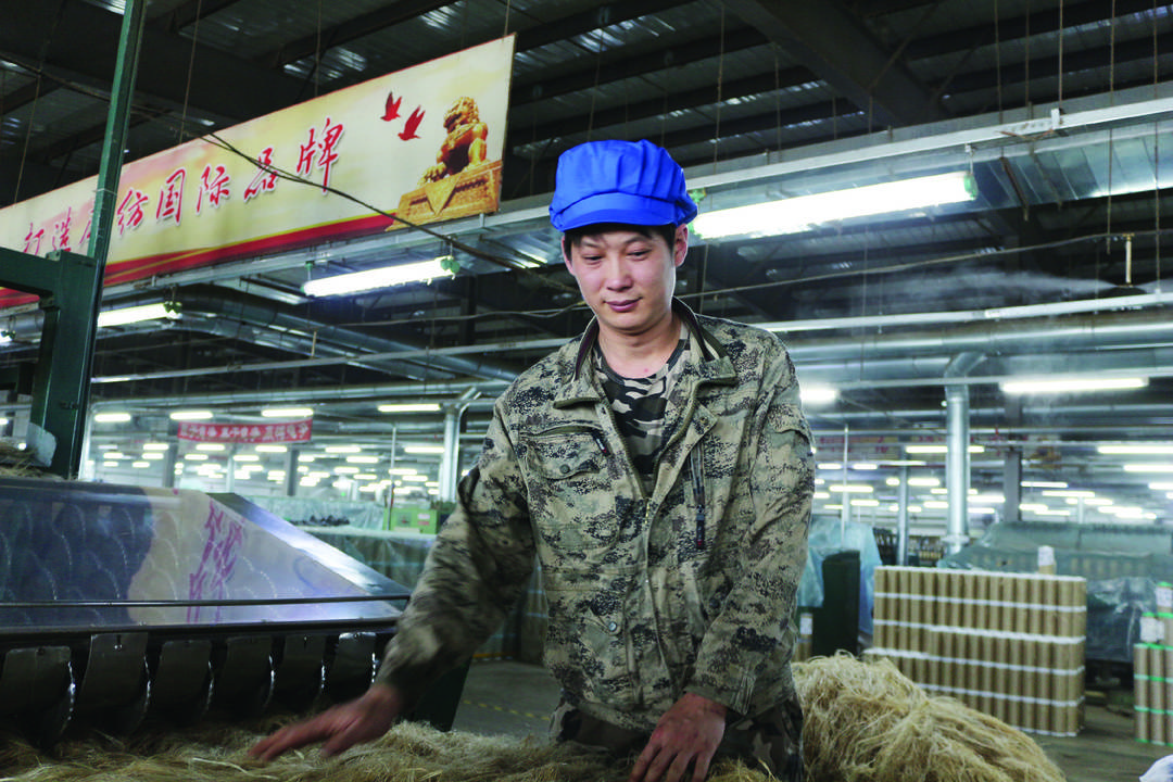 车间里的技术能手！返乡纺织工，用实干拿下全国五一劳动奖章
 
尹超，男，穆棱市金
