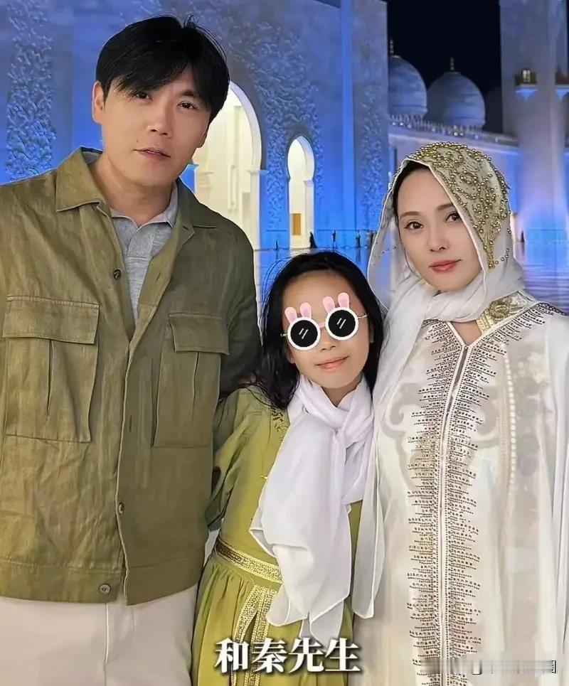 伊能静一家迪拜打卡，和婆家关系也特别好，发现她情商这一块还是很高的，家庭关系特别
