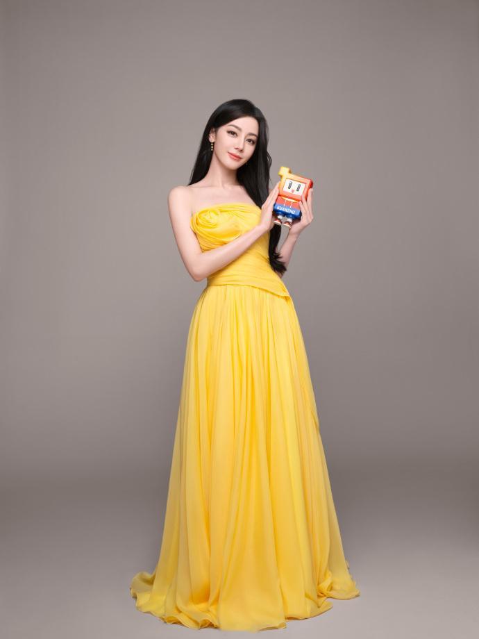 迪丽热巴明艳黄玫瑰 我的妈呀，迪丽热巴怎么可以好看到这种程度，看到的第一眼就已经