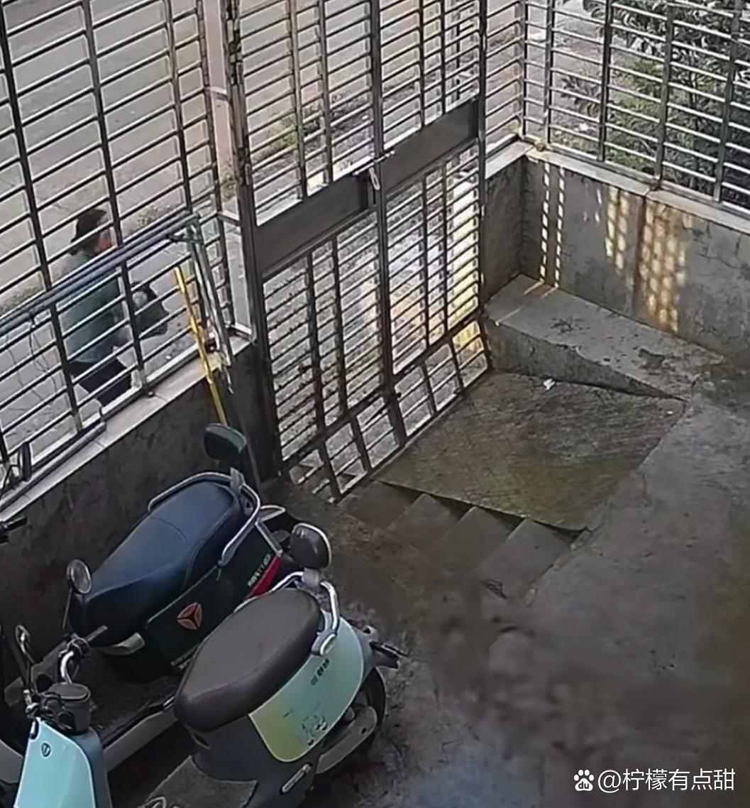 不敢相信啊！妈妈居然用粪水泼向儿子家，连自己的儿子都恨都不心疼的人？网友直呼有什