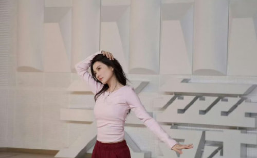 徐洁儿发了浪姐初舞台 狠狠期待住了！徐洁儿上线分享浪姐初舞台，气场全开，实力舞台