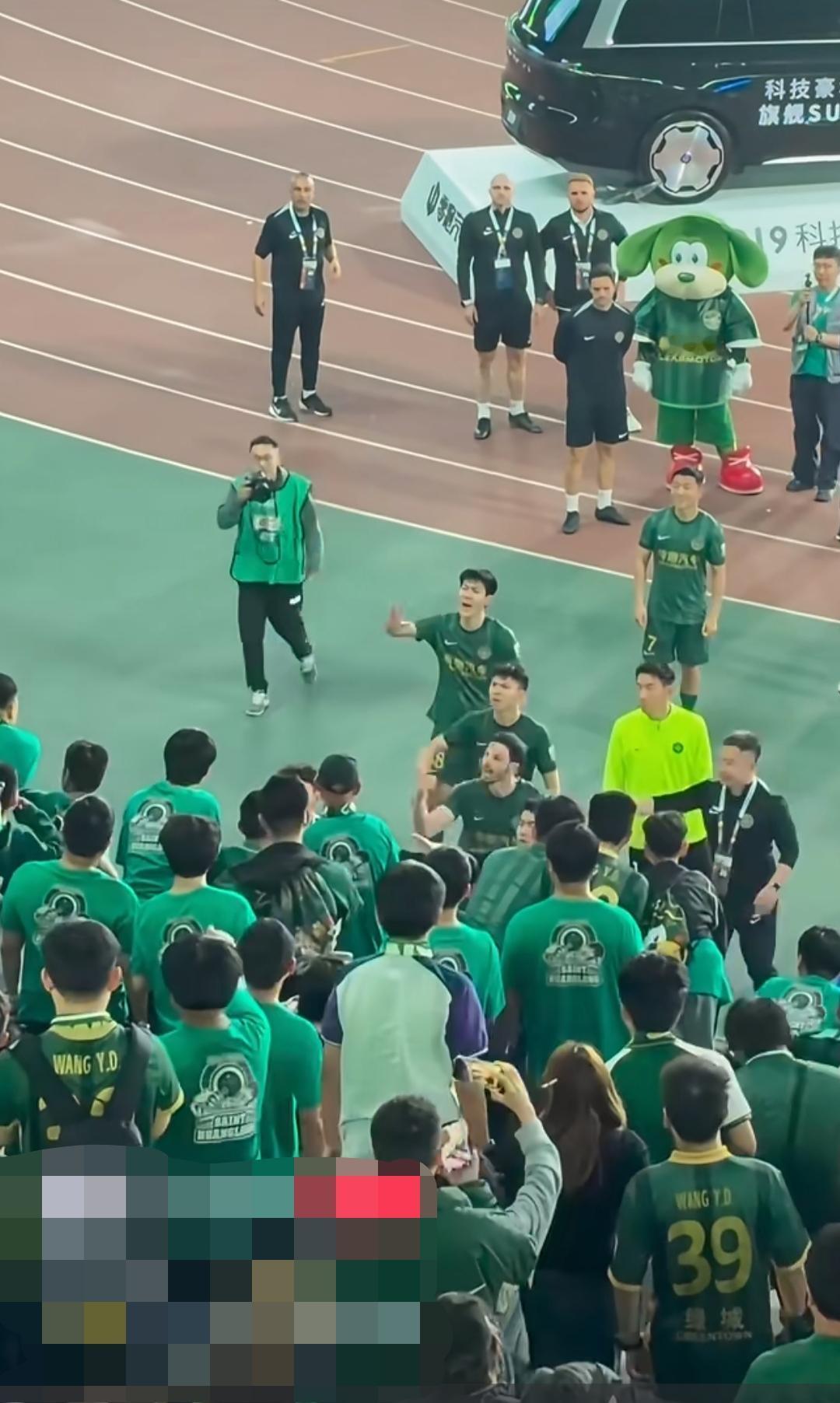 浙江绿城这又是闹的哪出啊？球员和球迷怎么就吵吵起来了？有没有知情的人出来说道说道