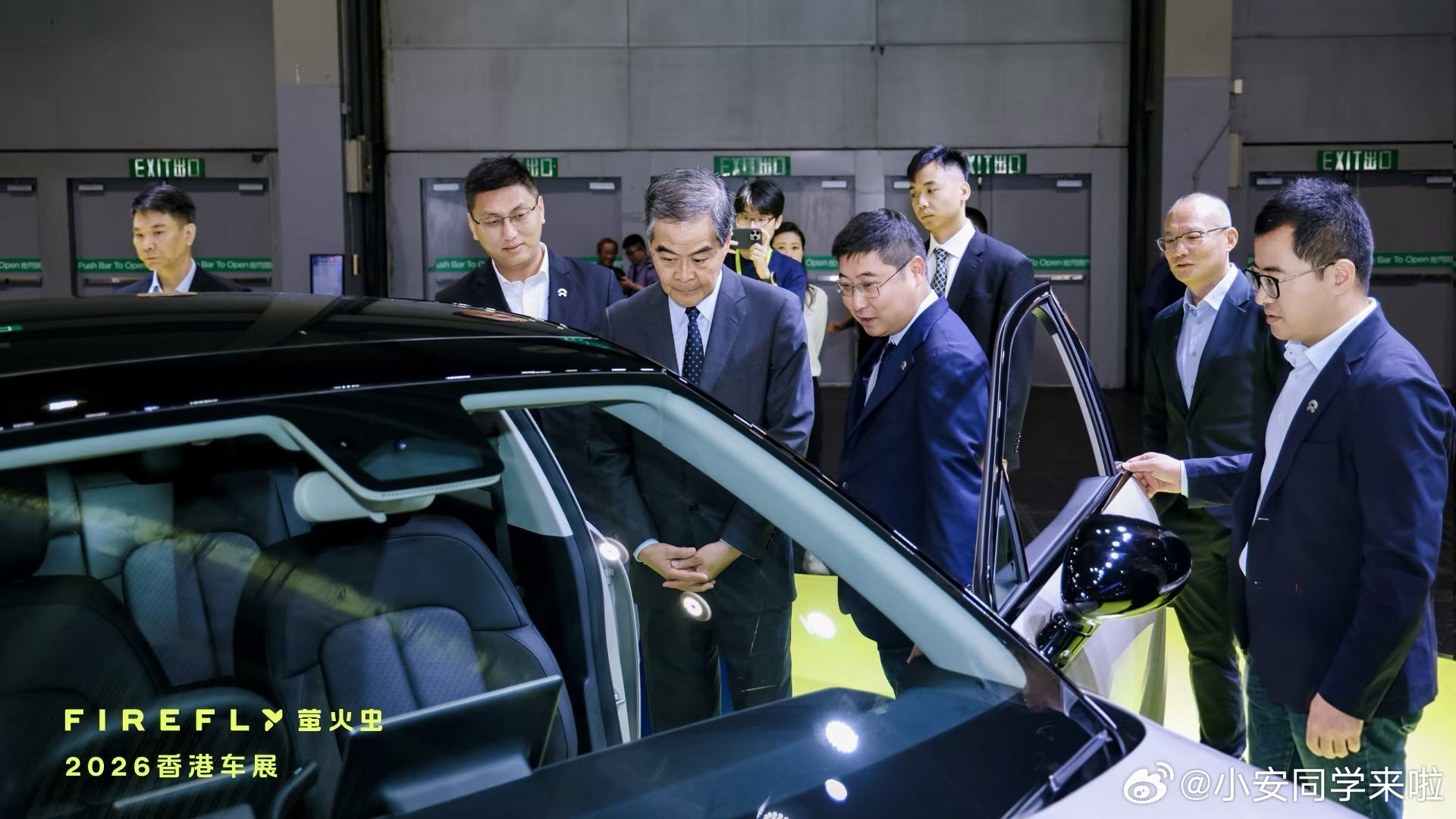 全国政协副主席、香港特别行政区第四任行政长官梁振英莅临展台参观指导，了解fire