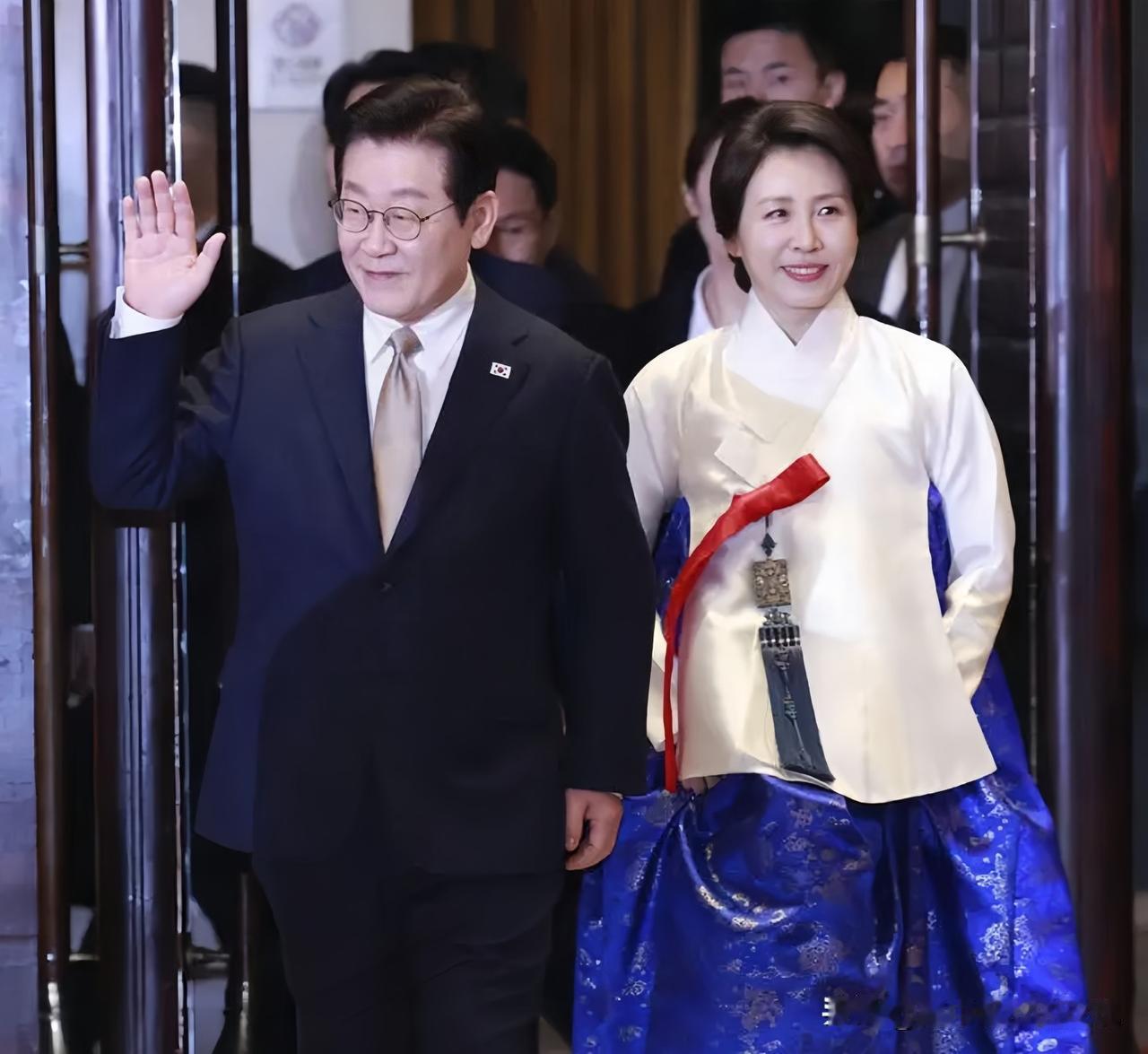 李在明访华满脸自信，身旁夫人笑容谦和有气质，这画面其实藏着中韩关系的小信号——不